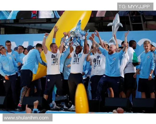 曼城足球队核心球星助力球队夺回英超冠军荣誉归来